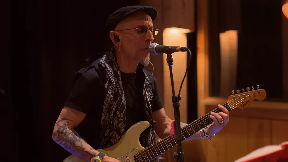Fito & Fitipaldis regresan con “Los cuervos se lo pasan bien”